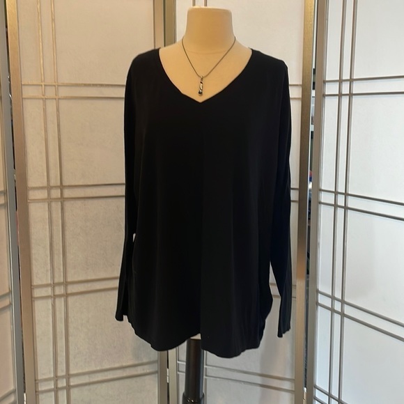 *Lane Bryant Black Long Sleeved Tee - Size 22/24 Plus Size - Picture 1 of 3
